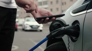 Adam şarj kablosunu çıkardı