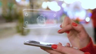 Kadın eli Hud hologram lüks yatıyla etkileşim içinde.