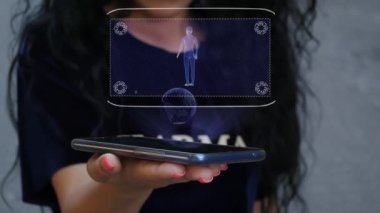 Kadın HUD hologramını dönüşümlü olarak gösteriyor