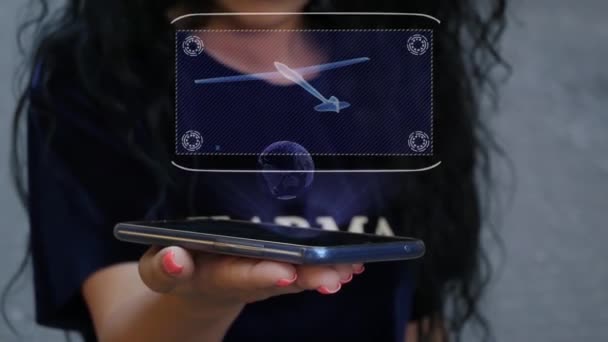 Mujer mostrando HUD holograma avión — Vídeos de Stock