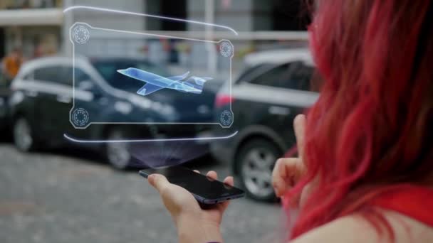 赤毛の女性がHUD小型ビジネスジェット機と相互作用する — ストック動画