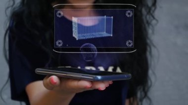 Kadın HUD hologram kargo konteynırını gösteriyor