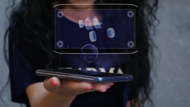 Mujer mostrando HUD holograma 3D chasis — Vídeos de Stock