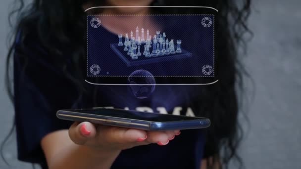 Frau zeigt Hologramm-Schachbrett mit Figuren — Stockvideo
