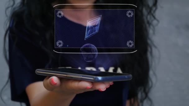 Mujer mostrando HUD holograma procesador de computadora — Vídeos de Stock