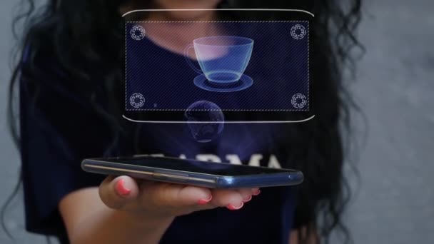 Mujer mostrando HUD holograma taza de café — Vídeos de Stock
