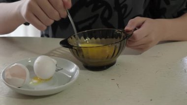 Yumurtaları bir kasede çırpma işlemi yumurta hazırlama teknikleri arayan aşçılar için mükemmeldir.