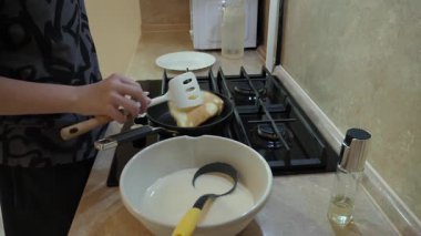 Eller inanılmaz lezzetli krepler yapar. Yemek yapmayı ve yaratmayı seven tüm kahvaltı aşıkları için ideal.