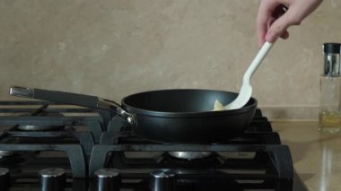 Yapışmayan tavada krep çevirme tekniği. Yemek meraklıları ve yeni başlayanlar için mükemmel. Kahvaltı oyununu kolaylıkla büyüt.