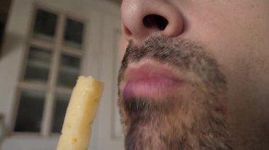 Peynir tatmak, evde peyniri sevmek, ev ortamında erkek ağzı yakalamak, tefekkür ifadesiyle peynir tatmak.