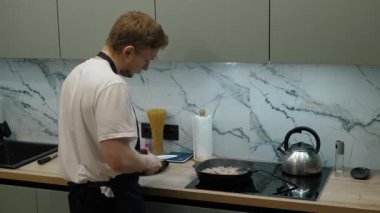 Şef mutfak ortamında bıçakları biler, mutfak hazırlıkları ve mutfak aletleri sanatını gözler önüne serer.