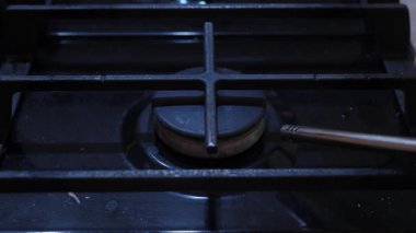 Mavi alev yavaş yavaş sobadan çıkıyor. Ateşleme zayıf mavi parıltıyla başlar. Gaz ocağı mavi alevi sabitlemek için nazikçe yanıyor. Fırın ateşlemesi güvenliği ve dikkatli ısı uygulamasını vurguluyor