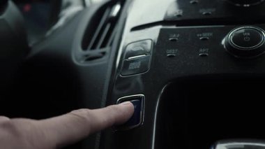 Düğme etkinleştirme anı. Sürücü başlatma düğmesine bugün basıyor. Sürücü yolculuğuna başlarken araç ateşlendi. Gösterge panelindeki aydınlatma başlatma düğmesine basılarak sürücü etkinleştirme aracının kapatılması