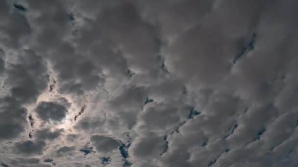 4K TimeLapse -Nachthimmel mit Wolken. Abstrakter nächtlicher Zeitraffer, der Wolken, Mond und Himmel zeigt. Mondnacht mit Wolken zieht am dunkelblauen Himmel vorbei