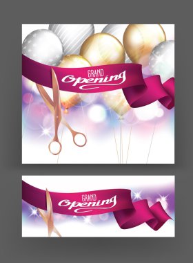 Büyük makas, kırmızı kurdele ve bokeh arka plan ile kartları açma