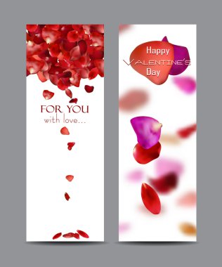 Gül yaprakları ile zarif Sevgililer günü kartı