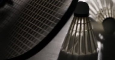 Shuttlecock ve raket badminton takımı