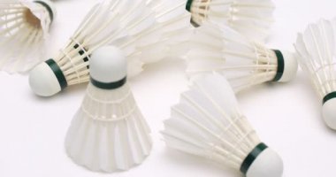 badminton seti, beyaz arka planda bir badminton aleti ve raket.