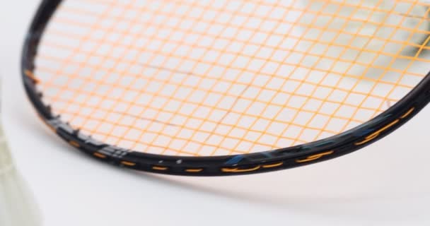 Ensemble Badminton Volant Une Raquette Sur Fond Blanc — Video