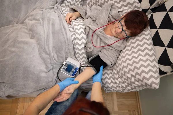Perawatan Untuk Senior Mengukur Tekanan Darah Wanita Senior — Stok Foto