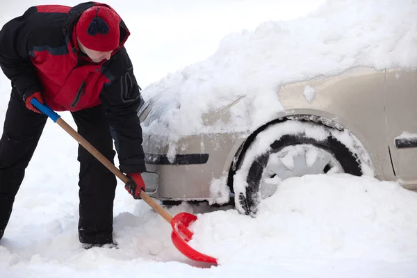 Człowiek Łopatą Śniegu Łopatą Śniegu Samochodu — Zdjęcie stockowe