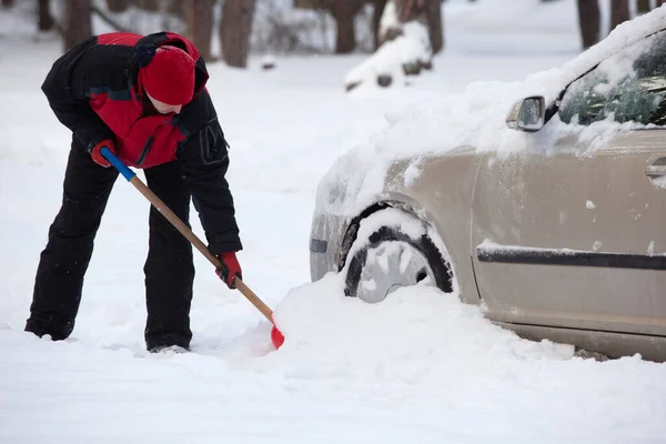 Adam Kar Kürüyor Arabadan Kar Kürüyor — Stok fotoğraf
