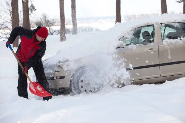 Άνθρωπος Φτυαρίζει Χιόνι Φτυαρίζει Χιόνι Από Αυτοκίνητο — Φωτογραφία Αρχείου