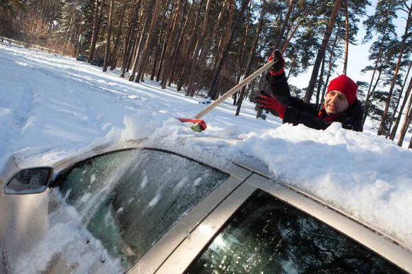Άνθρωπος Φτυαρίζει Χιόνι Φτυαρίζει Χιόνι Από Αυτοκίνητο — Φωτογραφία Αρχείου