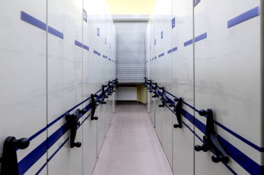 İçinde belgeler olan mobil raflar. Arşiv veya ofis, arşiv, dosya, kayıt