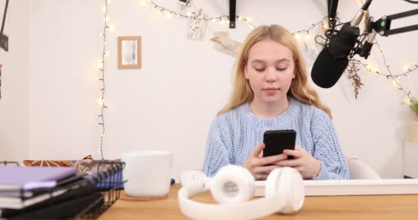 Ragazza Con Cuffie Imparare Online Sul Computer Comunicare Con Insegnante — Video Stock