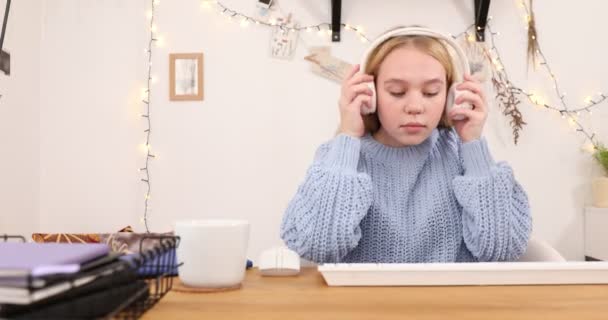 Chica Con Auriculares Aprendizaje Línea Ordenador Comunicarse Con Profesor Escritura — Vídeo de stock