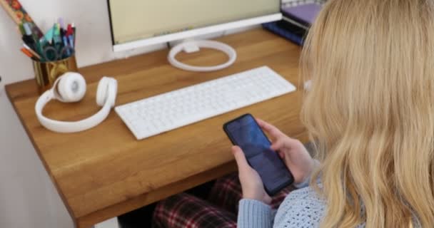 Tyttö Kuulokkeet Oppiminen Verkossa Tietokoneella Kommunikoida Opettajan Kanssa Kirjoittaminen Etäopetus — kuvapankkivideo