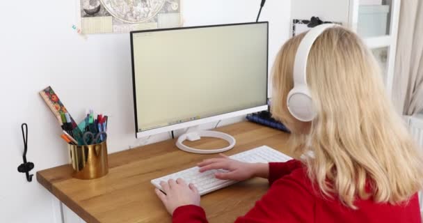 Meisje Met Koptelefoon Leren Online Computer Communiceren Met Leraar Schrijven — Stockvideo