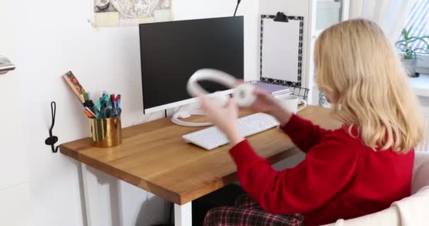 Mädchen Mit Kopfhörern Lernen Online Computer Kommunizieren Mit Dem Lehrer — Stockvideo