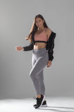 Mükemmel vücutlu bir kadın esneme egzersizi yapıyor. Sportif bir genç kadın, esneme egzersizi yapıyor.