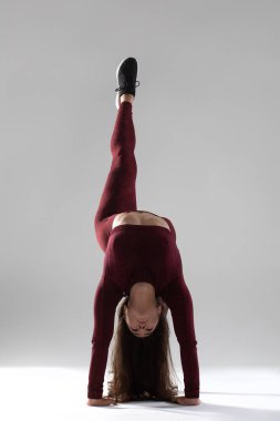 Mükemmel vücutlu bir kadın esneme egzersizi yapıyor. Sportif bir genç kadın, esneme egzersizi yapıyor.