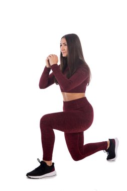 Esneme egzersizi yapan, izole edilmiş, spor yapan, izole edilmiş güzel bir genç kadının tam boy portresi.