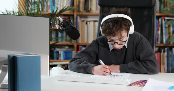 一个聪明的小男孩用计算机和他的老师视频聊天 电子教育远程学习 教育在网上学习的概念 青少年学生在网上学习时戴耳机 — 图库视频影像