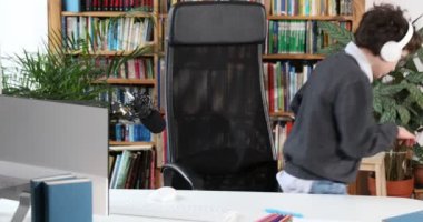 Akıllı küçük bir çocuk öğretmeniyle görüntülü konuşmak için bilgisayarı kullanır. E-eğitim mesafesi öğrenme, evde öğretmenlik, covid. Eğitim öğrenimi online konsepti, gençlik öğrencisi internetten bilgisayar eğitimi alarak kulaklık takıyor