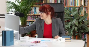 Covid-19 veya koronavirüs salgını, e-öğretim ve çevrimiçi eğitim sırasında evde sanal kurs sırasında öğrencilerle konuşmak. İnternette öğretmenlik yapan bayan öğretmen, gözlüklü öğretmen çevrimiçi eğitim sırasında öğrencilerle görüntülü konuşma yapıyor.