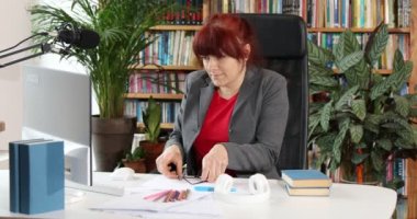 Covid-19 veya koronavirüs salgını, e-öğretim ve çevrimiçi eğitim sırasında evde sanal kurs sırasında öğrencilerle konuşmak. İnternette öğretmenlik yapan bayan öğretmen, gözlüklü öğretmen çevrimiçi eğitim sırasında öğrencilerle görüntülü konuşma yapıyor.