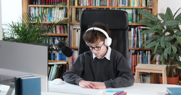 Sevimli Çocuk Anne Evde Ödev Yapıyor Anne Oğluna Yardım Ediyor — Stok video