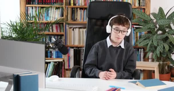 Chico Feliz Emocionado Está Haciendo Diversión Cantando Clase Educación Distancia — Vídeo de stock