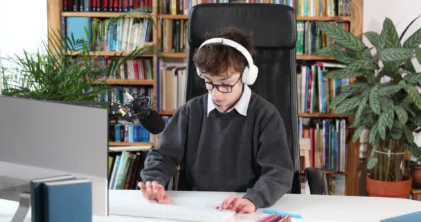 Een Slim Jongetje Gebruikt Computer Video Chatten Met Zijn Leraar — Stockvideo