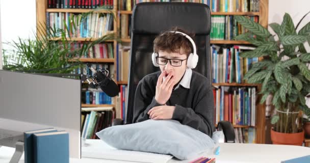 学校の少年は家でオンライン勉強するのに疲れている 子供のためのオンライン教育と距離学習 若い男の子はコンピューターの先生の宿題を聞いている Covid 19またはコロナウイルス流行中の家庭用Eラーニングオンライン教育からの疲れた子供の概念 — ストック動画