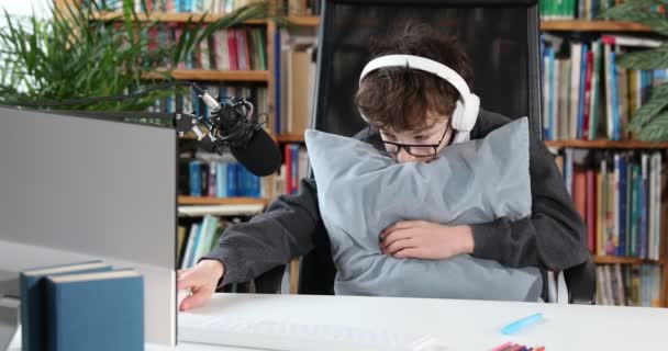 Estudante Está Cansado Estudar Line Casa Educação Online Educação Distância — Vídeo de Stock