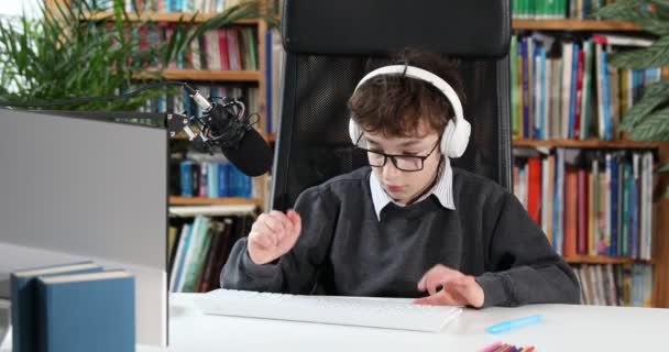 Ein Schlauer Kleiner Junge Nutzt Den Computer Mit Seinem Lehrer — Stockvideo