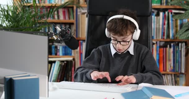 Rapazinho Inteligente Usa Computador Para Conversar Com Professor Educação Educação — Vídeo de Stock