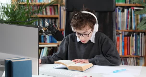 Розумний Хлопчик Використовує Комп Ютер Відеочату Своїм Вчителем Електронне Навчання — стокове відео