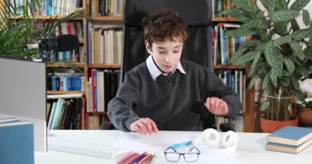 Niño Inteligente Usa Computadora Para Chatear Con Profesor Educación Electrónica — Vídeo de stock